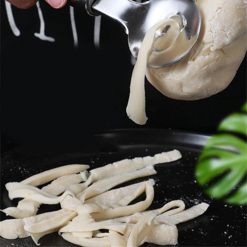 Profesionální ruční výrobník těstovin Nerezová čepel odolná proti korozi Kuchyňské náčiní Ruční nástroj na krájení nudlí