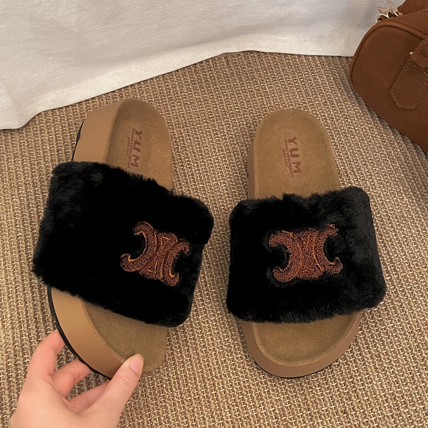 

Тапочки Queen Fan черные нескользящие с сумкой на голову на толстой подошве и пушистые для женской уличной носки 2025 новые осенне-зимние тапочки с увеличением высоты 35 чёрный