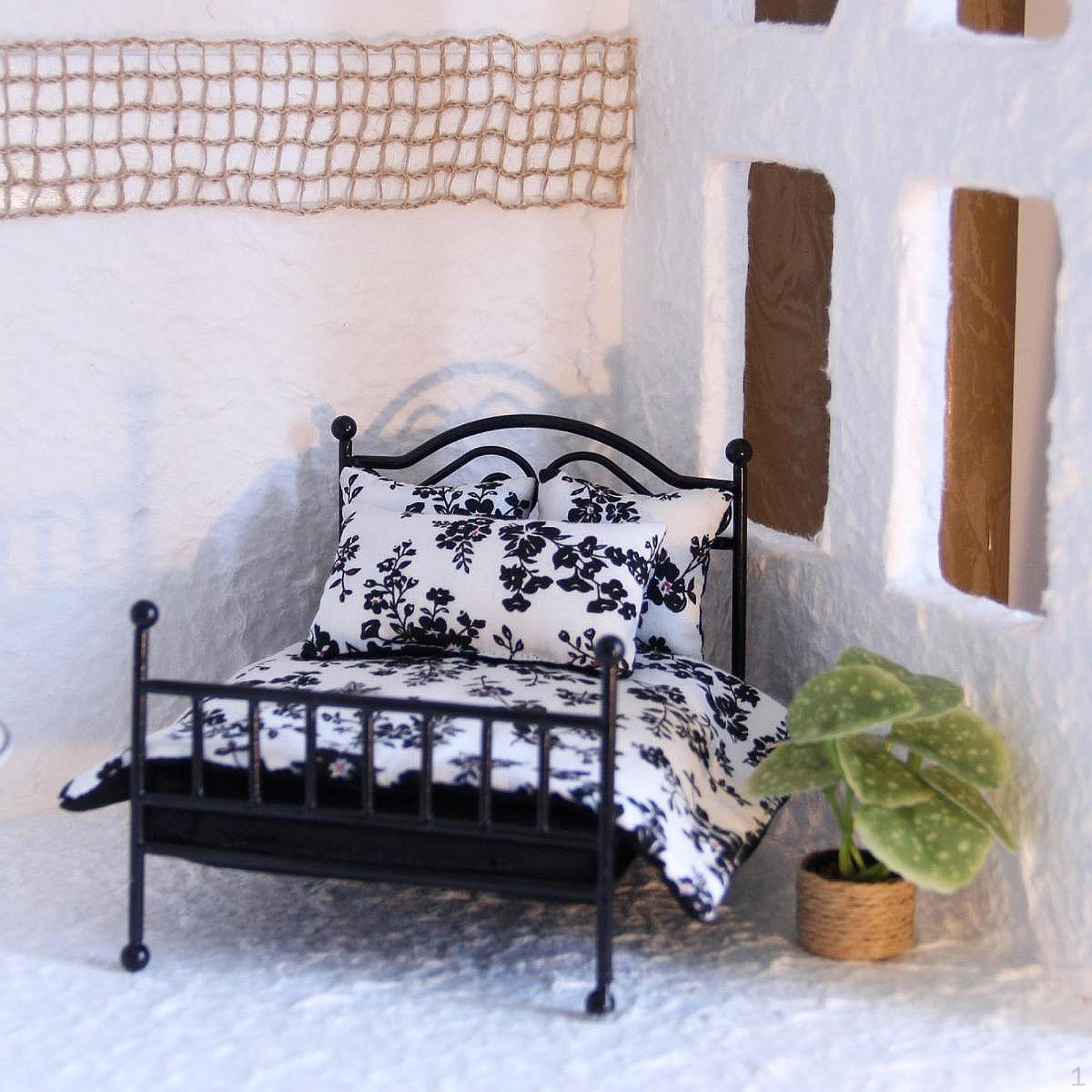 

1/12 Кукольный домик Кровать Декоративный аксессуар Крошечная модель Домашний декор Сделай сам Украшение для сцены Миниатюра чёрный