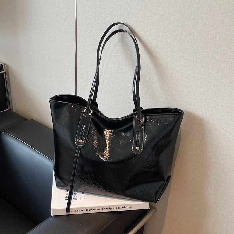 

Commuter tote bag large-capacity bag women s autumn and winter retro texture simple trend shoulder bag чёрный