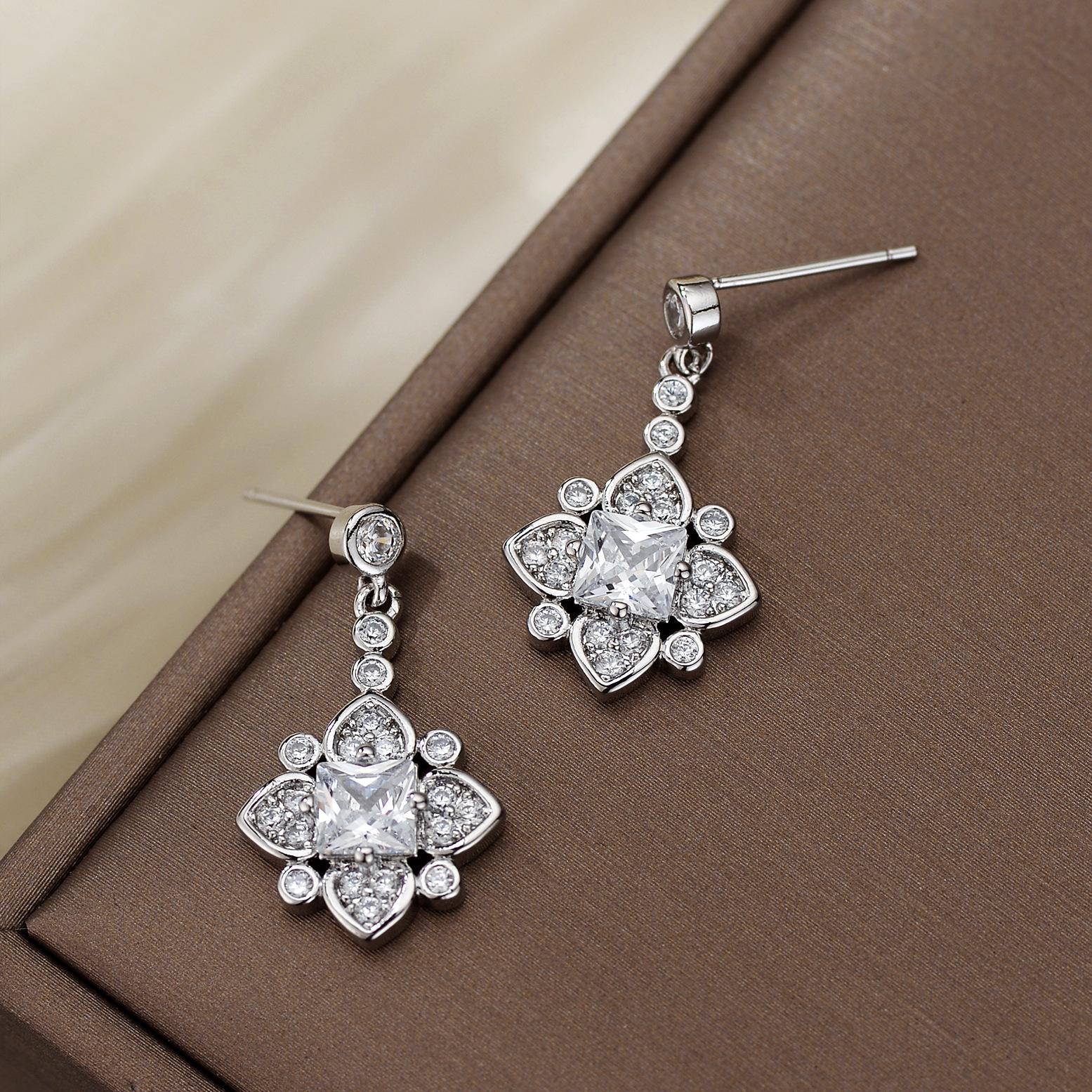 Xiaohongshu Four-Leaf Clover Earrings: Elegant, Natural Gemstone-Inlaid, Versatile Niche Style платиновый/белый