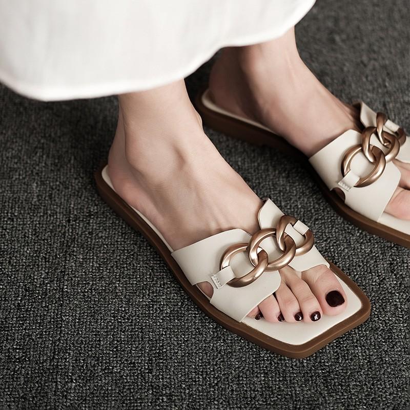 Ein-Wort coole Hausschuhe Damen Sommer neu eckiger Kopf flacher Boden Feenwind tragen schwangere Frauen halbe Tablettsandalen breite fette Füße
