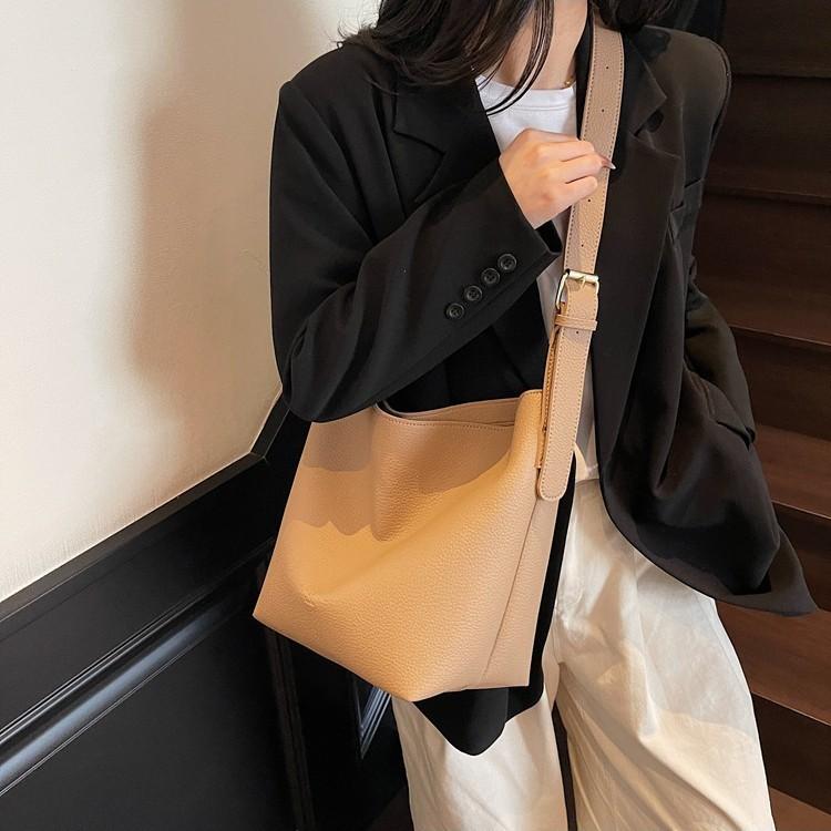 Large capacity bucket bag, new fashion versatile bag, simple casual women's commuting shoulder oblique span bag
