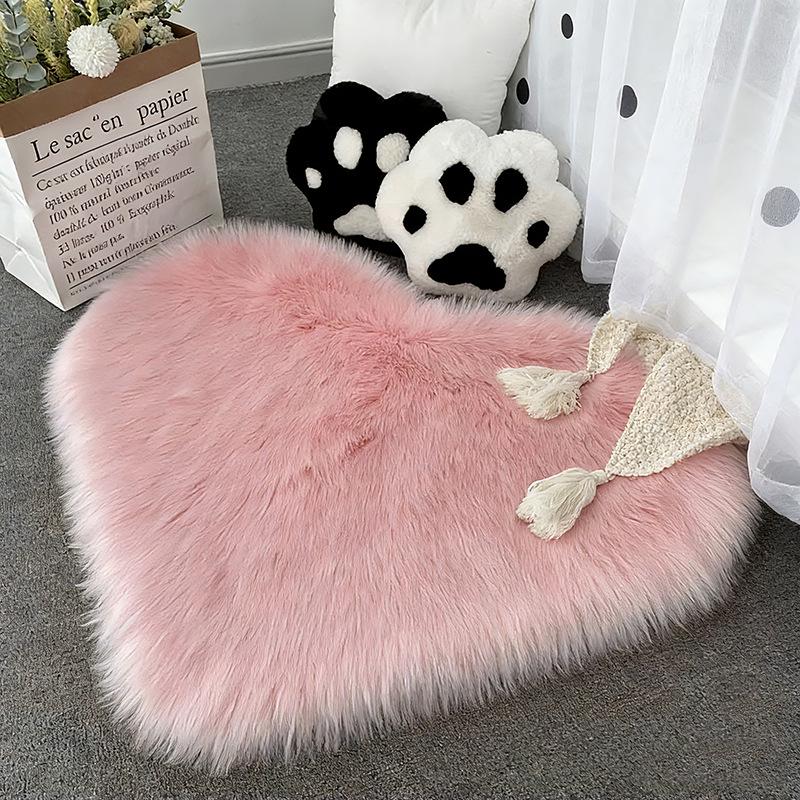 Heart-Shaped Long-Pile Plush Imitation Sheepskin Carpet for Bedroom or Living Room