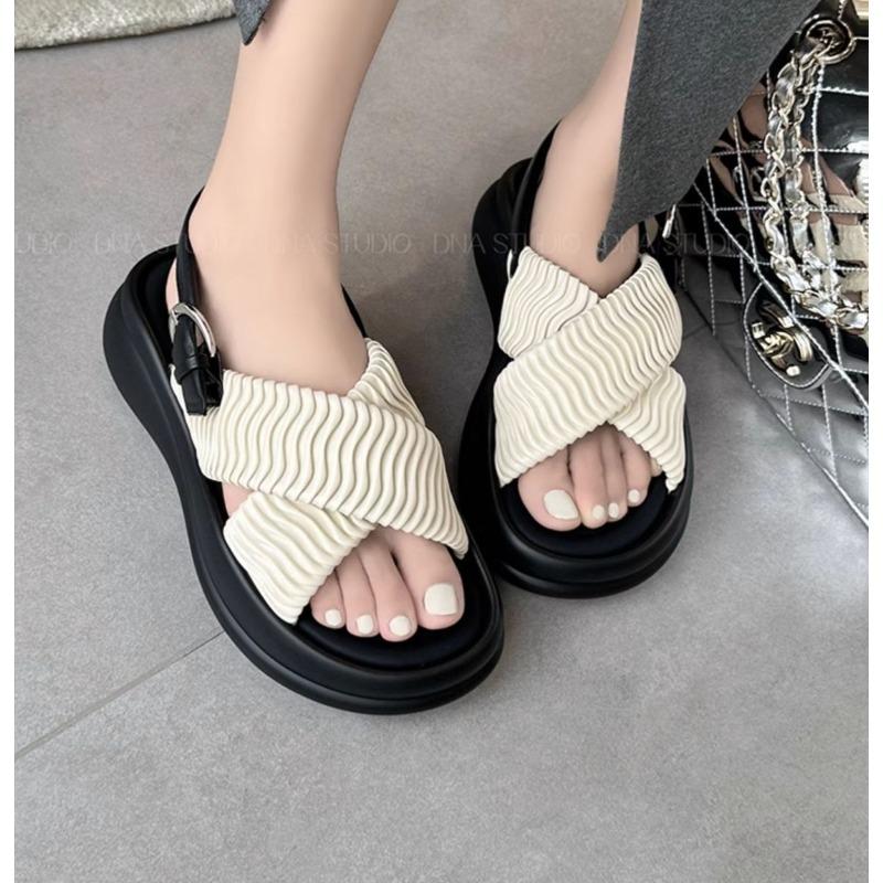 Petite Thick-soled Crossover Sandals for Women in Summer 2025, Casual, One-button, and Fashionable Beach Shoes with Exposed Toes