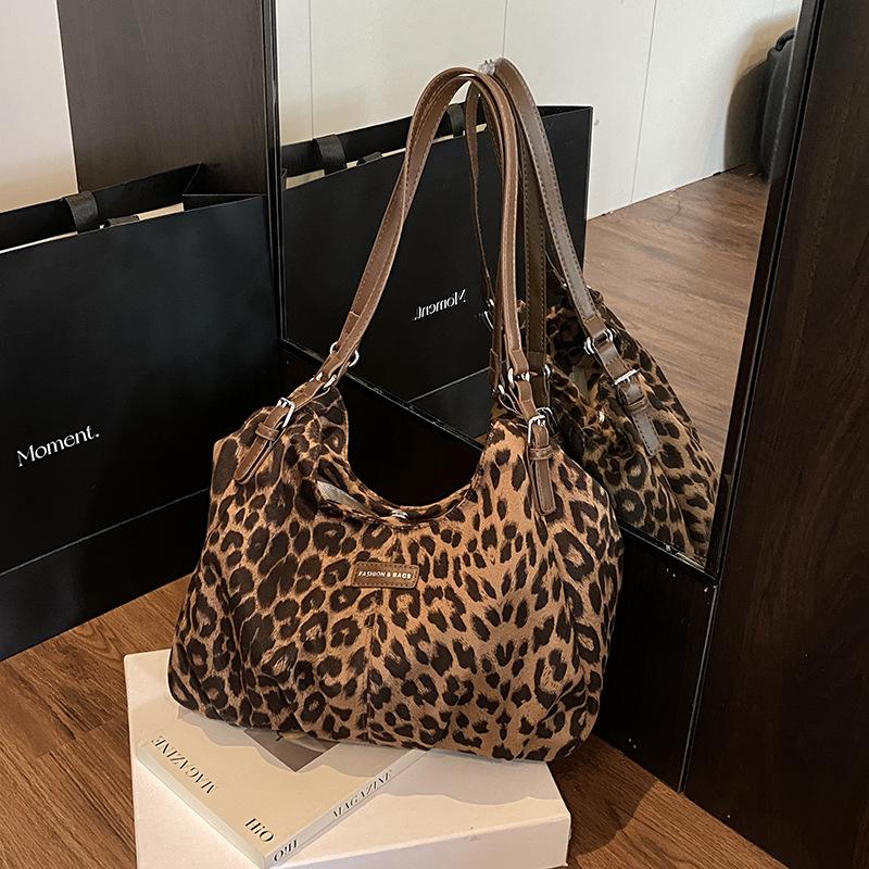 

Large capacity bag Women s niche leopard print shoulder bag Premium commuter tote bag