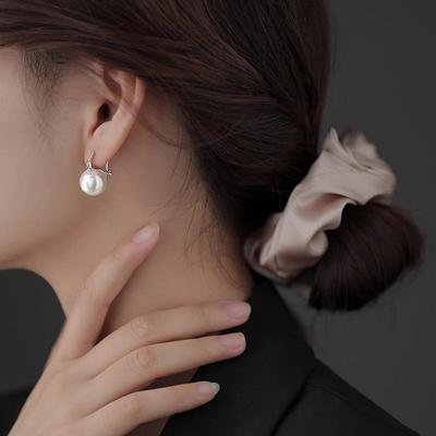 Elegante Ohrklemmen mit großen Perlen im Hongkong-Stil - Minimalistisches Retro-Design