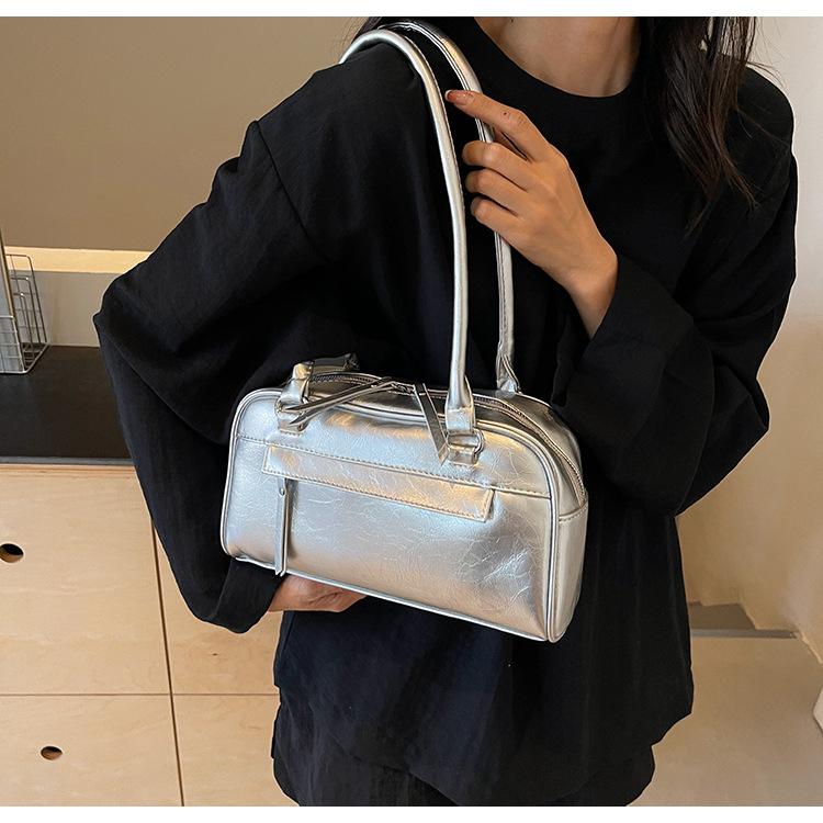 

Корейская версия модной женской сумки-багета высокого класса, новая простая PU сумка для боулинга 2025 года, универсальная сумка через плечо 27*10*15 серебряный