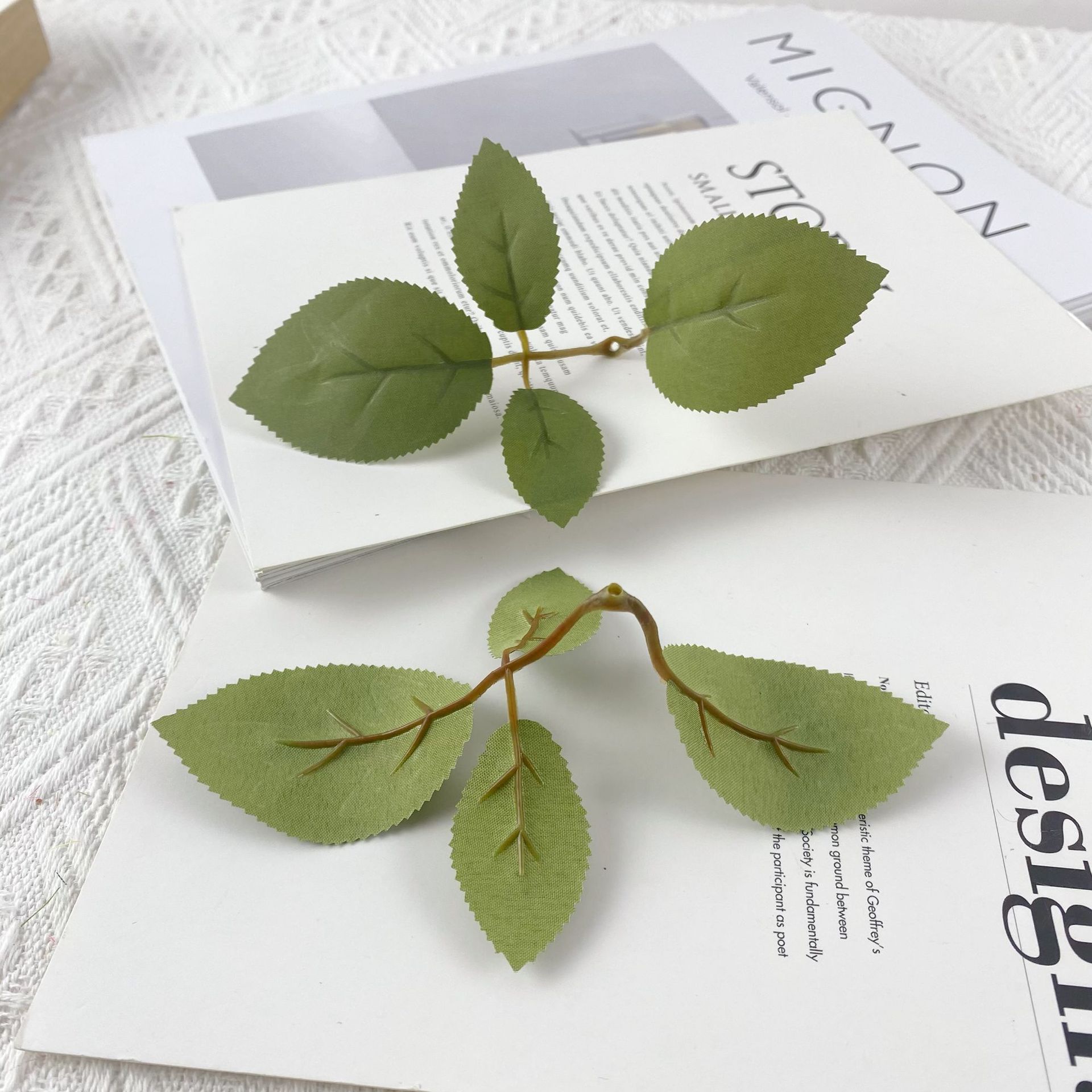 

Прямые продажи Имитация листьев Шелкография Четырехлучевые листья розы Зеленые аксессуары для растений Настенная ручка Набор Декоративные зеленые листья растений