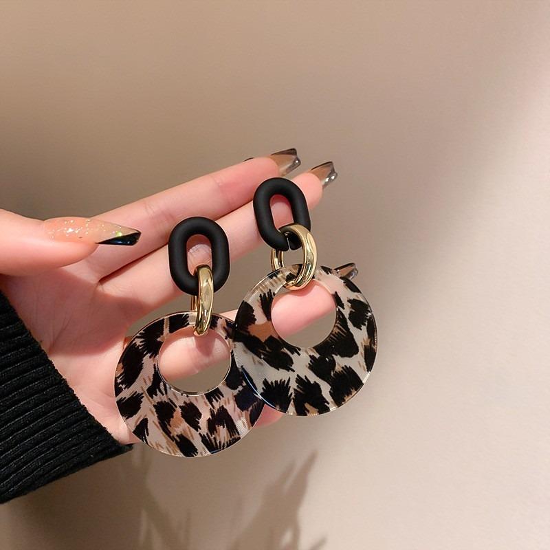 Orecchini a bottone geometrici rotondi con stampa leopardata in resina e pelle con ago d'argento moda autunno e inverno orecchini di nicchia di alta gamma da donna