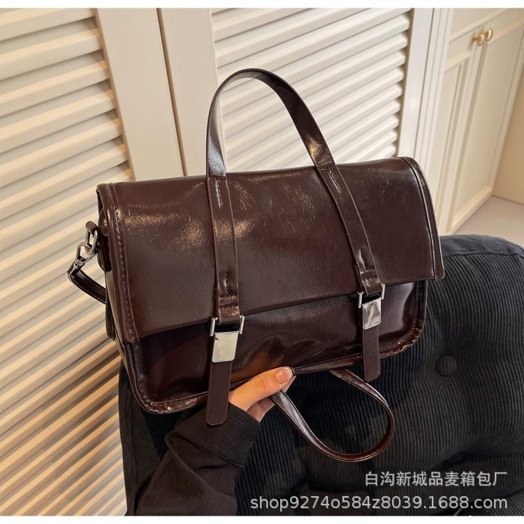 

American retro handbag women s new autumn and winter oil wax leather fashion commuter shoulder bag large capacity messenger bag