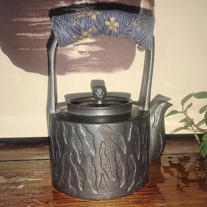 Керамический чайник из вулканического камня