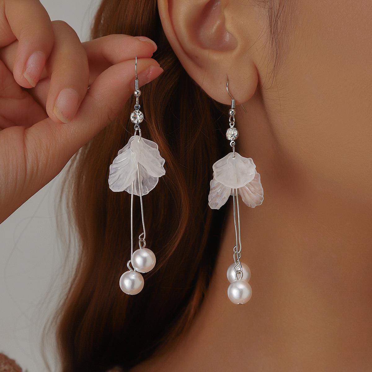 Элегантные длинные серьги из экологически чистых материалов с лепестками стабилизированных цветов White Non-Eco