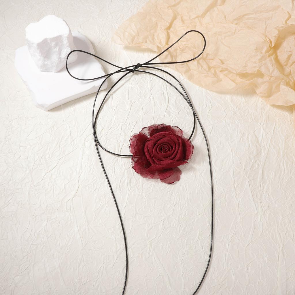 French warm, fashionable, simple and romantic Valentine's Day fabric spinning three-dimensional burgundy rose pendant necklace