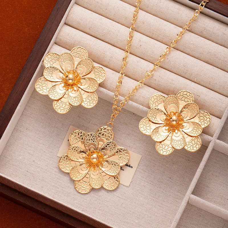 Wind Fashion Flower Earrings Necklace Set Women'S Light Luxury Personality Exaggerated Sun Flower Stud Earrings Collarbone Chain
