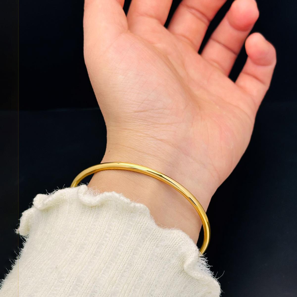 

Classics Ethnic Bright Surface Gold Color Stainless Steel Solid Ancient Method Bangles for Women Temperament Simple Zircon Gift 55cm