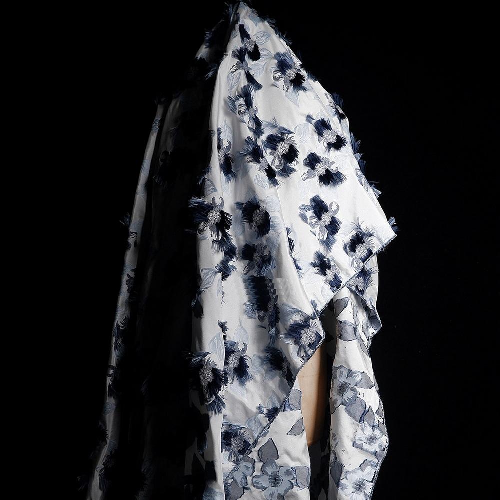 50x147cm Niche Blauw en Wit Kant Gesneden Bloemen Kwast Jacquard Textuur Creatieve Jas Katoenen Kleding Stof Ontwerpers Stof