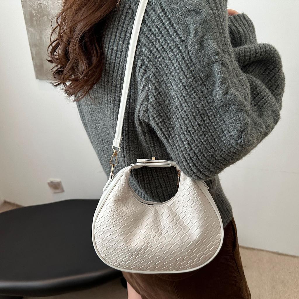 Simple casual trend foreign style crescent bag retro portable shoulder summer fashion messenger bag bag