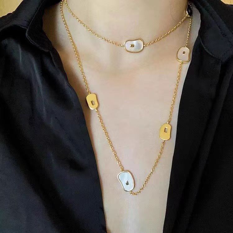 Chaîne de pull polyvalente style Hong Kong français fer à cheval longue multicouche empilée tempérament