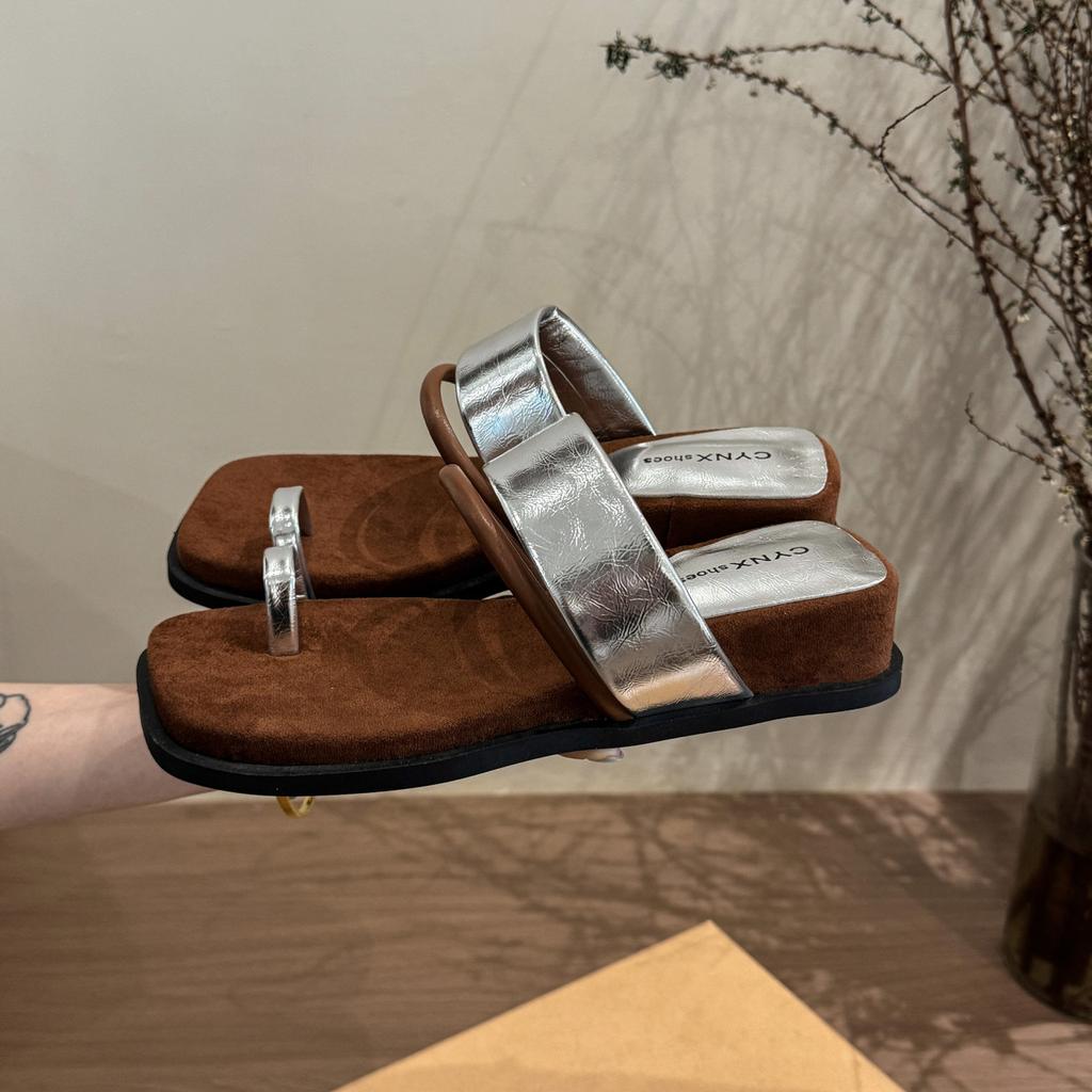 French niche design set toe slippers women's 2025 summer wear seaside beach word with open toe cool slippers