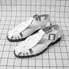 Sommer Neue Herren Gladiatoren Schwarz Weiß Lackleder Freizeitschuhe Atmungsaktive Strandsandalen Outdoor Hausschuhe Übergröße