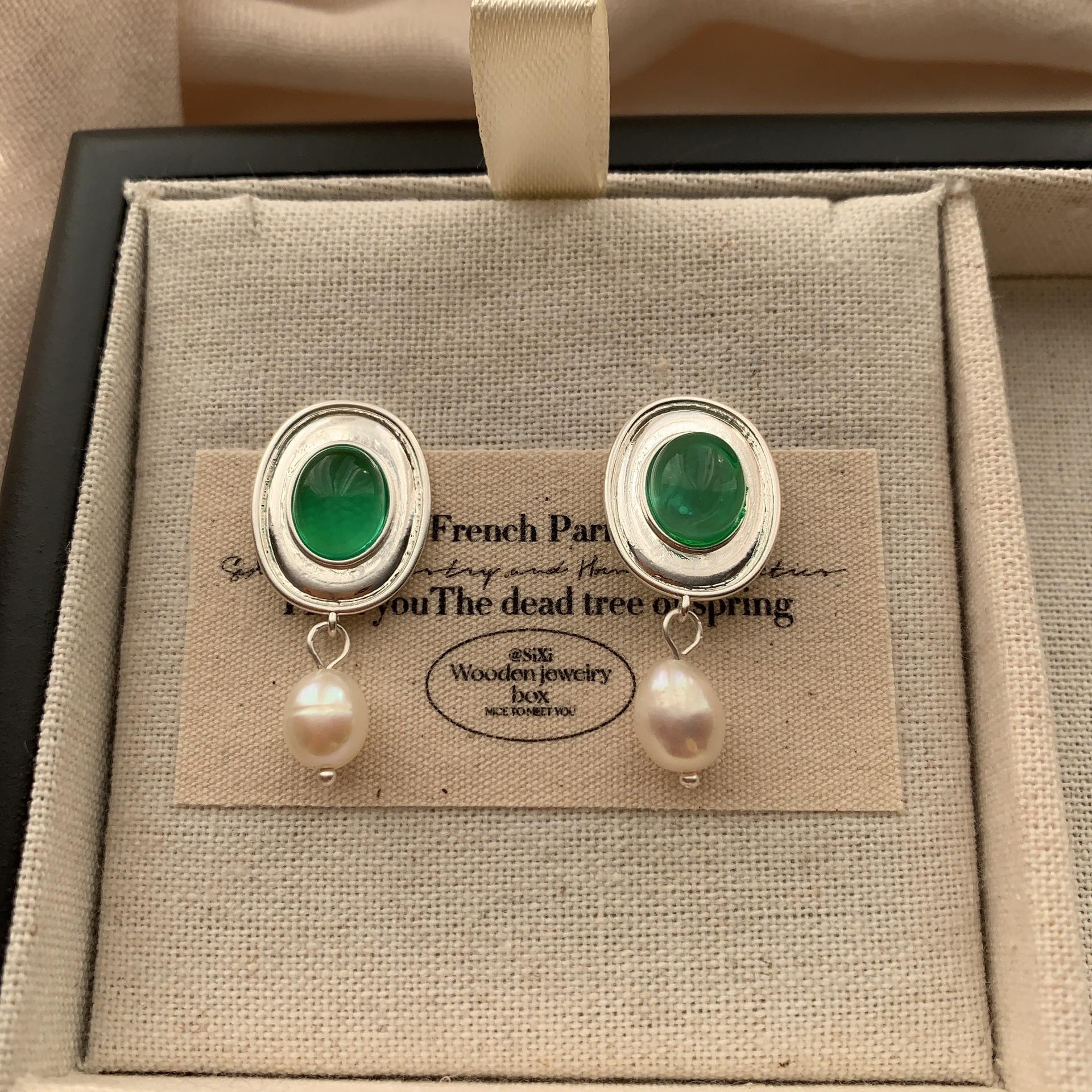

French retro light luxury pearl earrings, earrings, green gemstones light luxury retro fashion high-end personality unique and exquisite