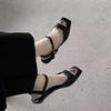 Mode Neuer Stil Mode Damen Vintage Ein-Wort-Schnalle Sandalen Damen Quadratische Zehen Flacher Ausschnitt Niedriger Absatz Nicht müde Füße Römerschuhe