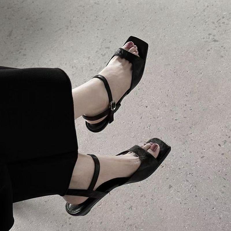 Mode Neuer Stil Mode Damen Vintage Ein-Wort-Schnalle Sandalen Damen Quadratische Zehen Flacher Ausschnitt Niedriger Absatz Nicht müde Füße Römerschuhe