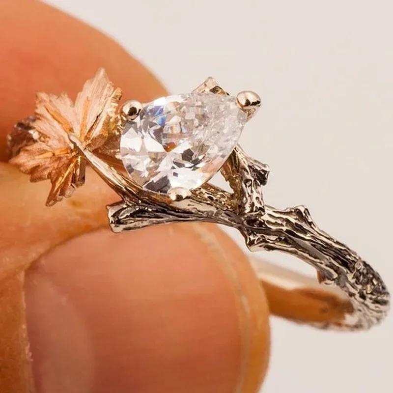 Neuankömmling Klassischer Ring mit Weißzirkon-Einlage und Zinklegierungsmaterial für Damenschmuck