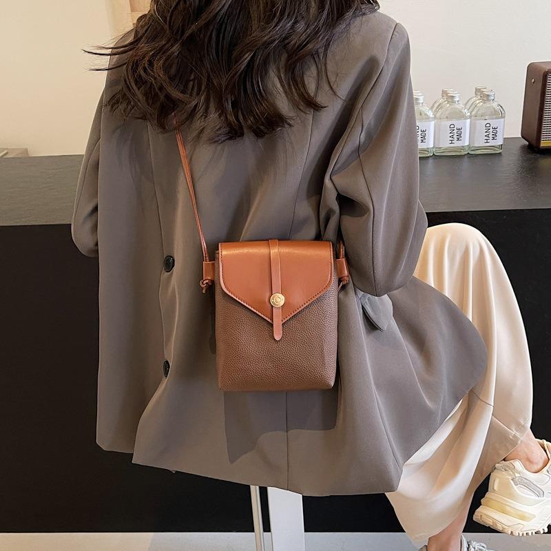 Fashion and lightweight, personalized niche design, beautiful new spring simple leisure trend mobile phone bag, messenger bag