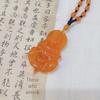 Eleganter Faux Wabenwachs Guanyin Oranger Anhänger – Unisex Harz, Perfektes Geschenk
