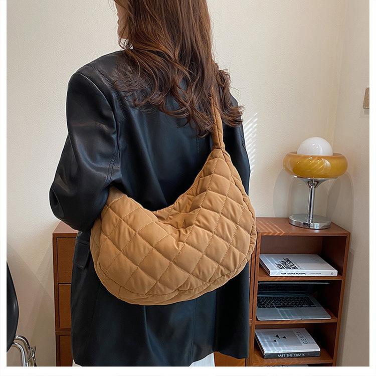 Rhombus Cloud Bag Autumn and Winter New Niche Casual Simple Messenger Bag Versatile Large Capacity Commuter Down Bag