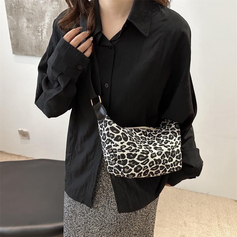 Niche design retro fashion personality casual armpit beautiful new dumpling bag handbag