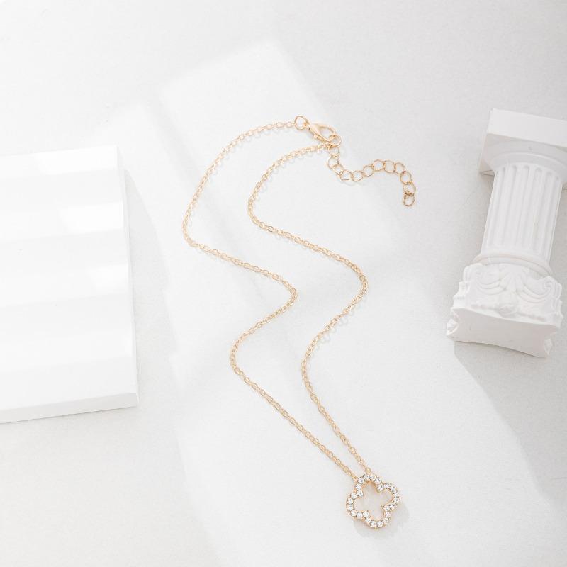 

Ожерелье с четырехлистным клевером, новая бижутерия из сплава, нишевое ощущение высокого класса, цепочка на шею с инкрустацией бриллиантами, кулон, женская цепочка для ключицы.