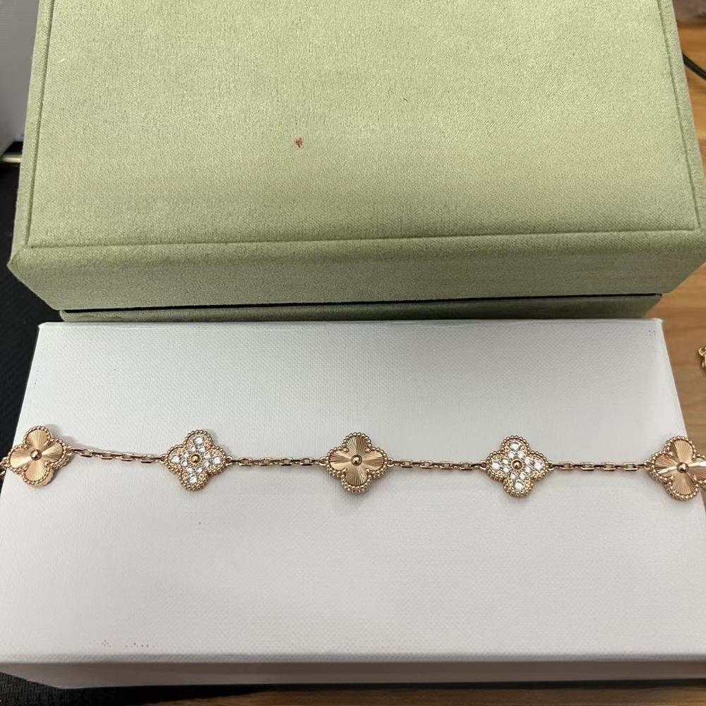 Vierblättriges Klee- und Fünfblüten-Armband mit rotem Achaten - Ein Geschenk für deine Freundin