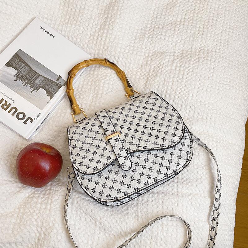 

Stylish Retro Shoulder Bag For Women With Magnetic Closure And Stitching Details білий