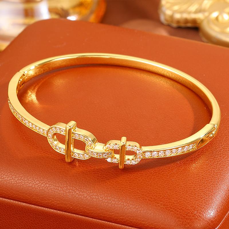 Copper-plated European and American high-end star micro-inlaid horseshoe  niche design light luxury fashion 