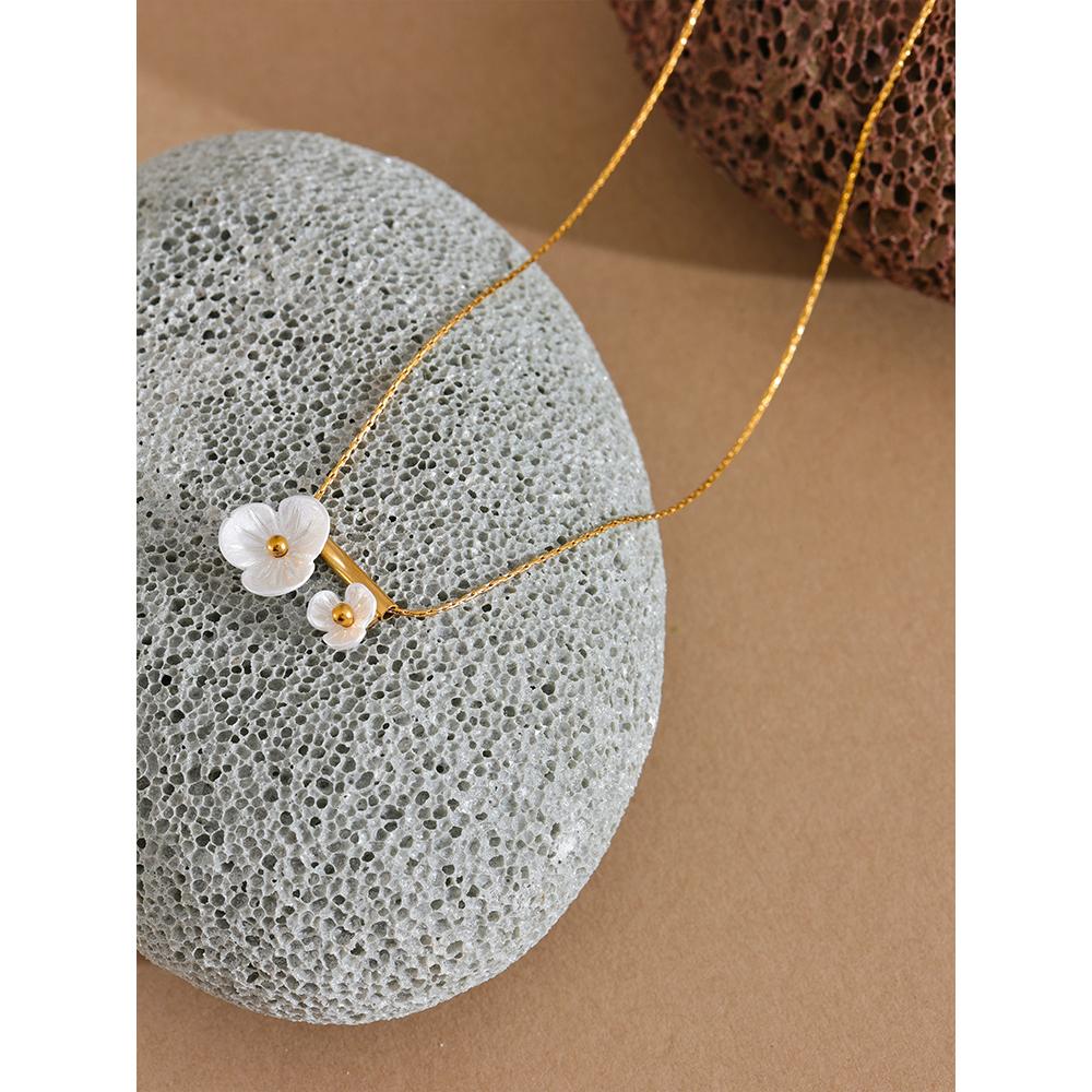 Yhpup Edelstahl Süß Romantisch Schick Harz Blume Anhänger Sommer Halskette 18 Karat Gold Farbe PVD Halsband Schmuck für Frauen Geschenk