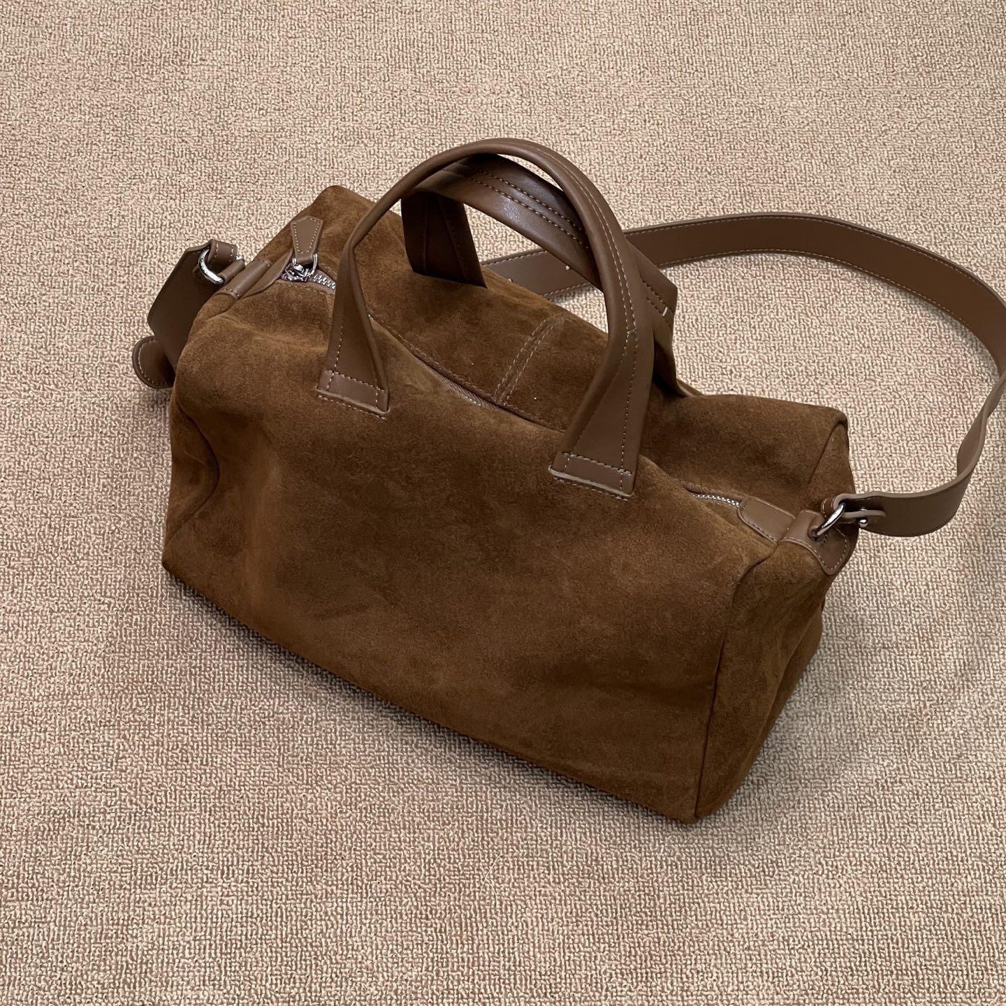 

Модная сумка-тоут большой вместимости Женская 2025 Новый стиль Высококлассная элегантная одинарная кожаная сумка Роскошная чувствительная ветрозащитная сумка для украшений 32x15x27cm коричневый