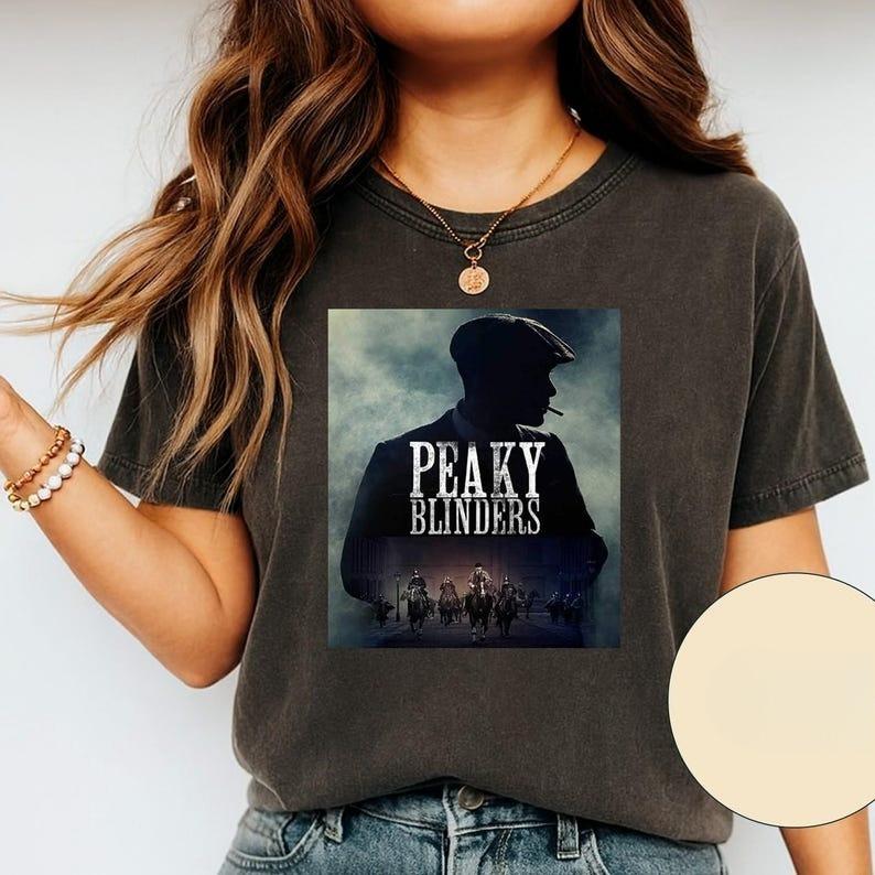 

Літня мода 2026 Трендова сорочка Peaky Blinders, Сорочка Томмі Шелбі, Іконічна футболка з серіалу, Футболка для фанатів, Футболка з серіалу про гангстерів, Футболка для фанатів серіалу BBC S