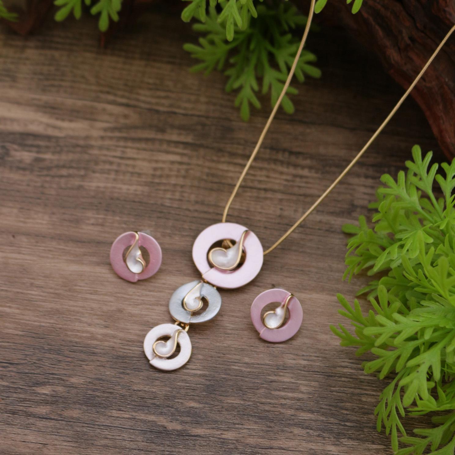 

Новый эмалевый цвет круглый полый геометрический лепесток серьги-пусеты подвеска набор, женское универсальное цветочное ожерелье