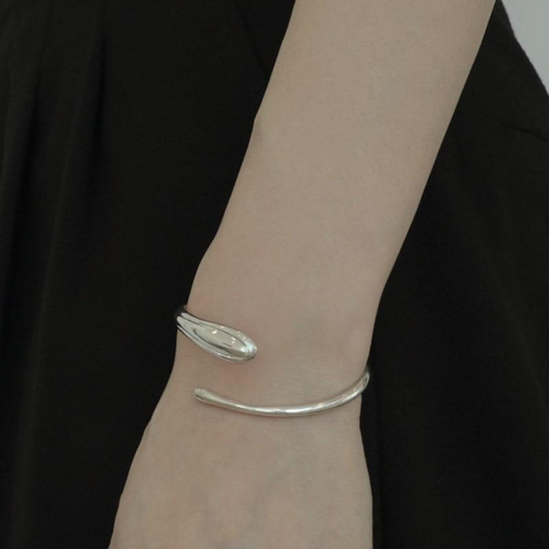 SUIOVE Flow Coil Bangle
