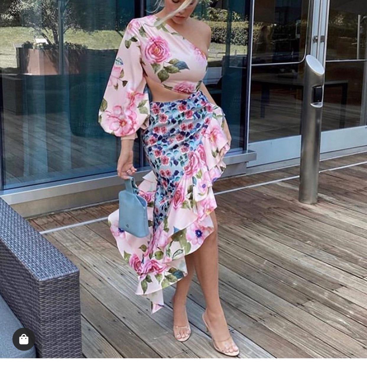 

Осень 2025 Асимметричное платье-труба с цветочным принтом и строчкой на талии Medium