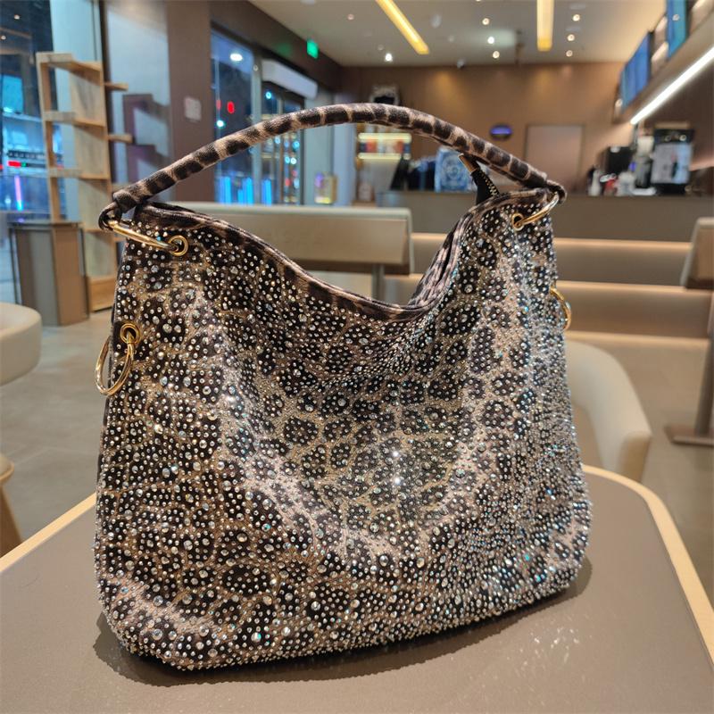 

Женские сумки из мягкой кожи 2024 Новые Повседневные Большой вместимости Сумка-тоут с бриллиантами Популярный леопардовый принт На одно плечо Сумки для поездок леопардовый