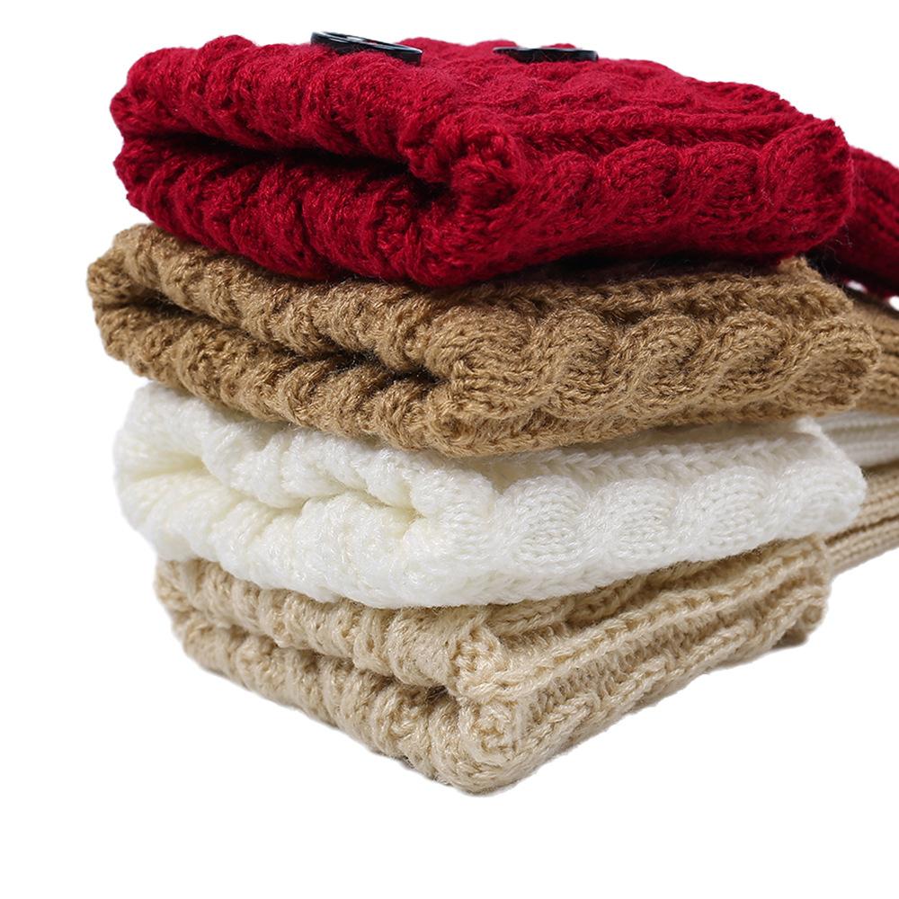 Dicke Wollsocken mit gedrehten Knöpfen für Zehenschoner und kurze Stiefelstulpen für winterliche Wärme