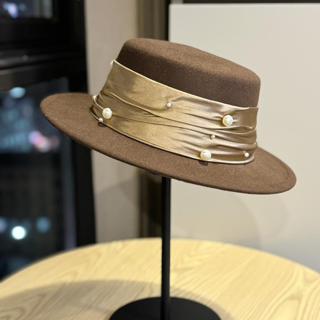Ultra-rich Gold Pleated Ribbon Pearl White Flat Top Autumn and Winter Woolen Hat for Women High End Fashion Holiday Trend