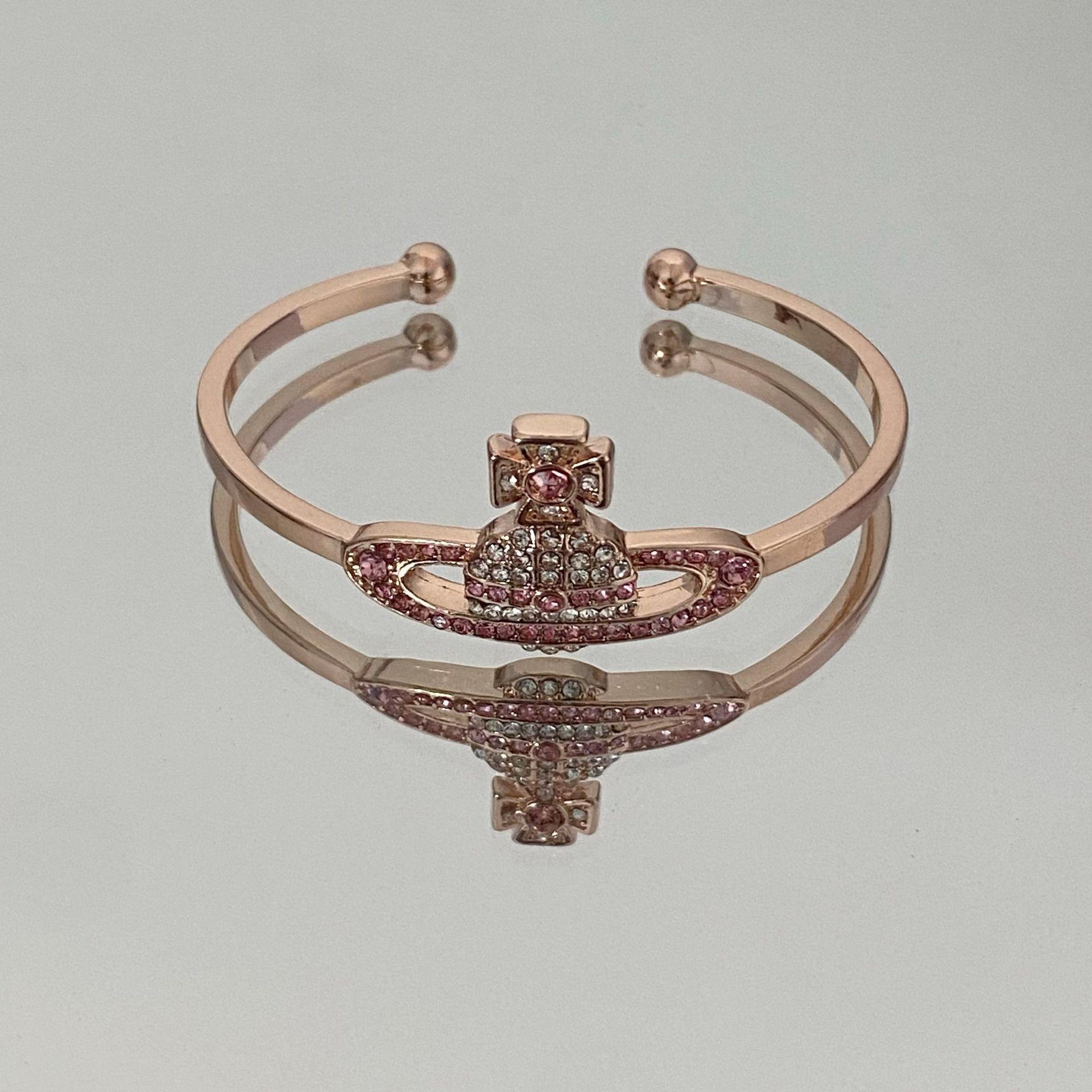 

Кольє-чокер Westwood Saturn: Висока версія, середній розмір, жіночі намистини 10 мм, застібка з логотипом. Complete Logo Details