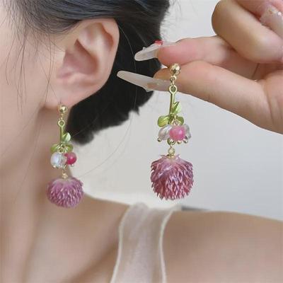 Ręcznie robione kolczyki kokardki z amarantu kulistego z efektem kapiącej żywicy - Estetyka retro wróżki