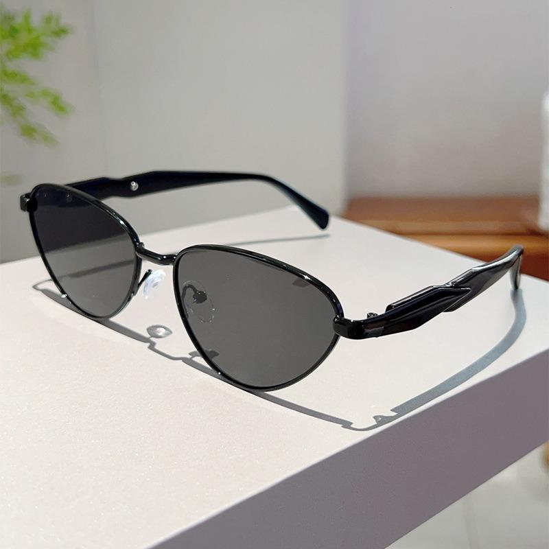

Vintage Cat Eye Sunglasses Women New Fashion Metal Rim Gradient Multi-color Shades Trendy Luxury Design Sun Glasses as picture черный серый