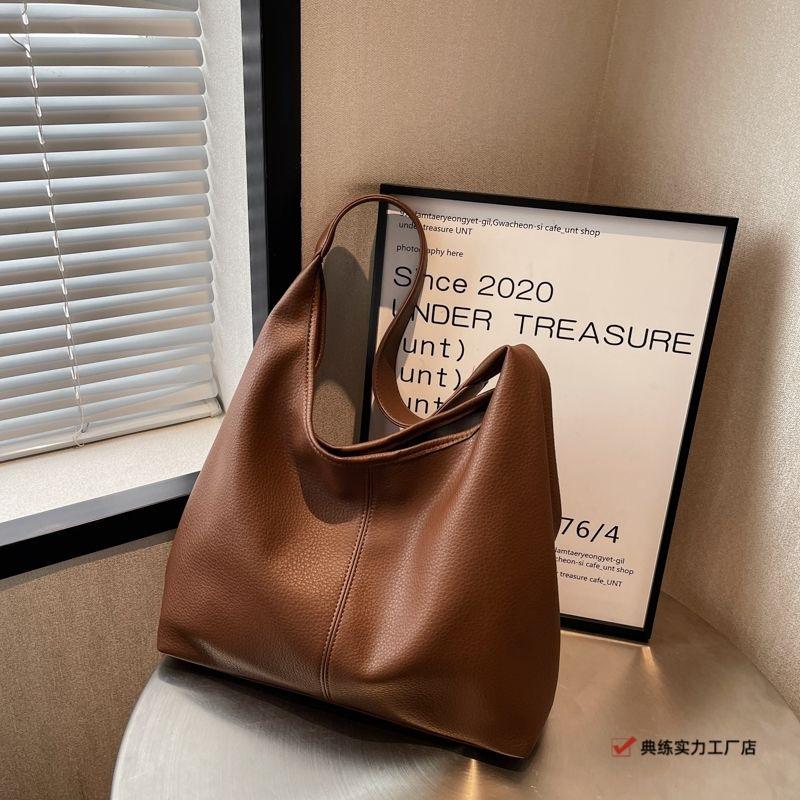 Korean version of high-end sense large-capacity casual soft leather solid color commuter retro shoulder bag wind French tote bag